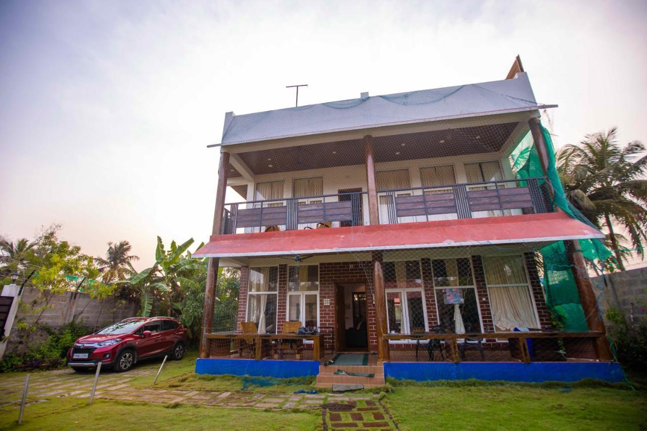 Waves Beach House 蓬蒂切里 外观 照片