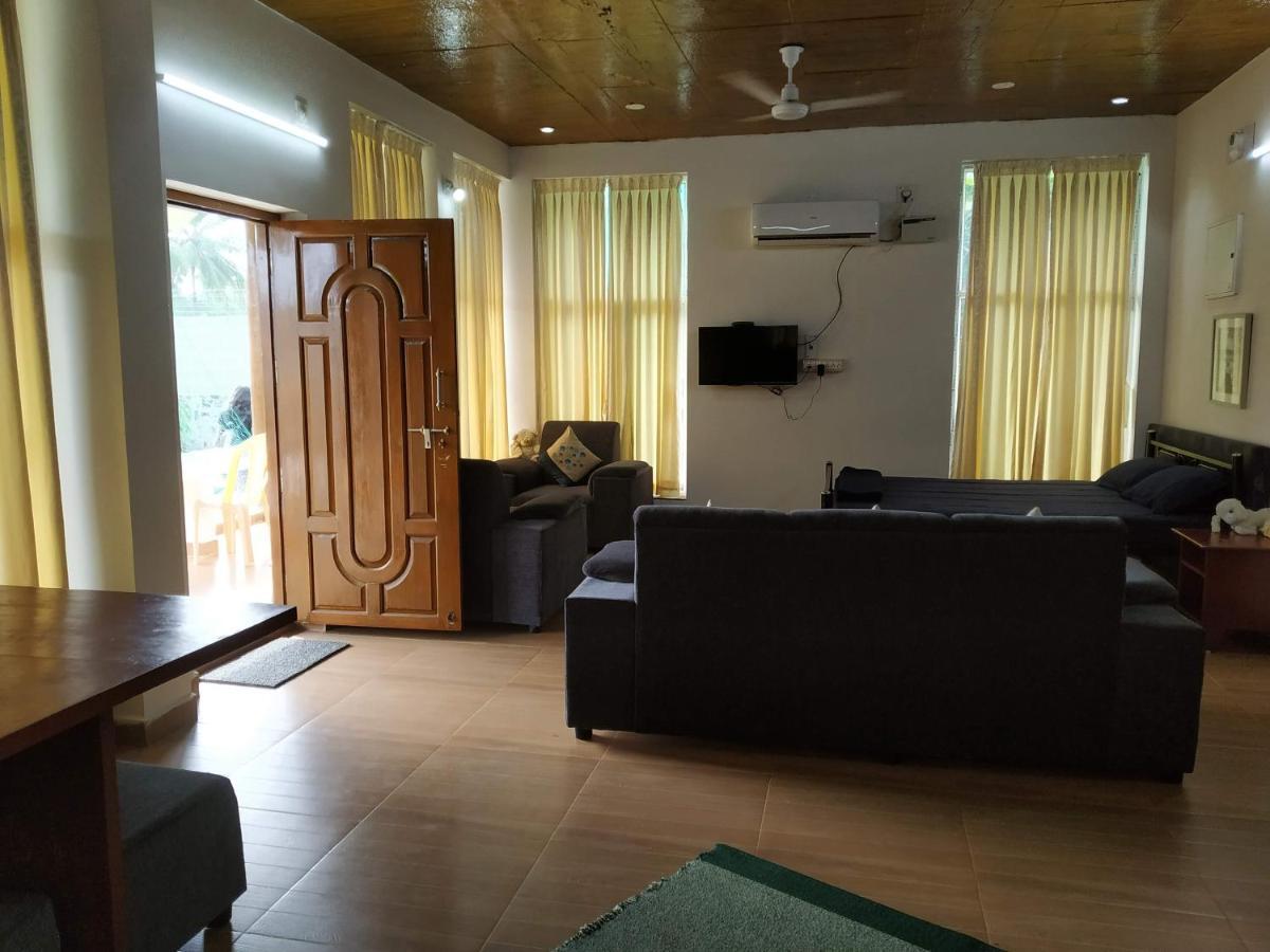 Waves Beach House 蓬蒂切里 外观 照片