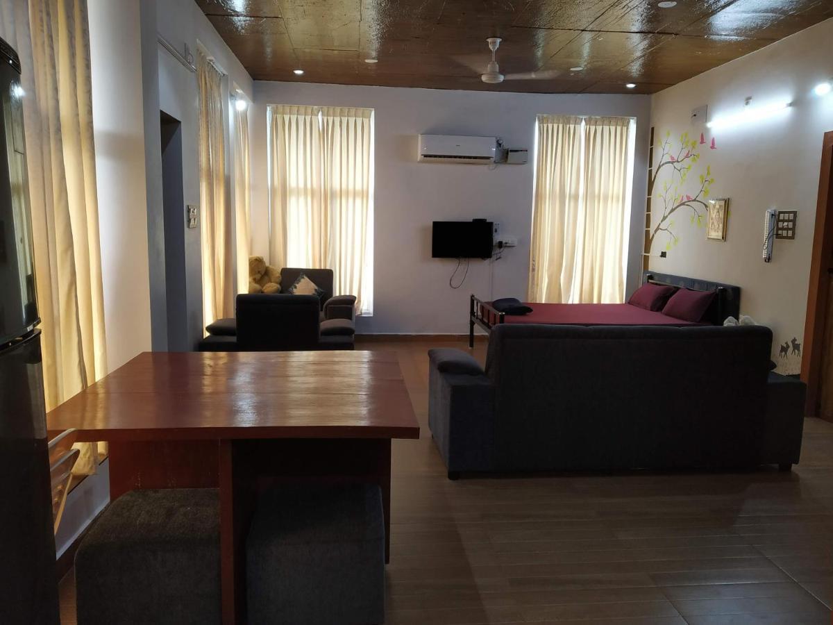 Waves Beach House 蓬蒂切里 外观 照片